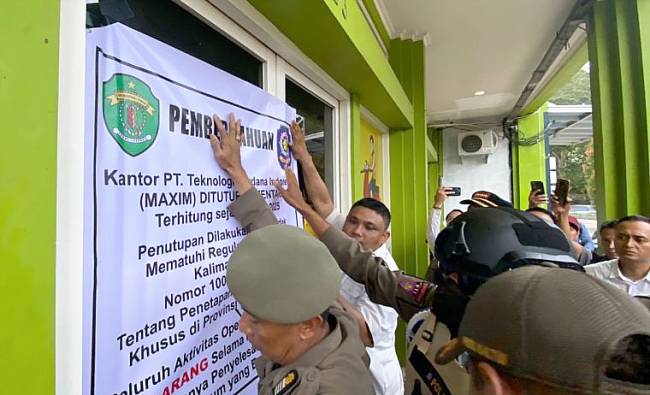 Penyegelan dilakukan Satpol PP Kaltim di kantor perwakilan Maxim atas pelanggaran ketentuan tarif yang ditetapkan pemerintah provinsi di Smarinda, Kamis (31/7/2025). (ANTARA/Ahmad Rifandi)