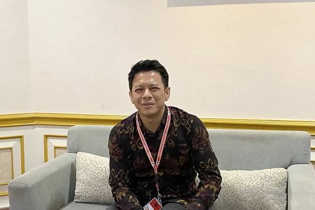 Musisi Nazril Irham atau Ariel NOAH, pemohon pengujian materi Undang-Undang Hak Cipta, menjawab pertanyaan wartawan di Mahkamah Konstitusi, Jakarta, Selasa (22/7/2025). (ANTARA/Fath Putra Mulya)