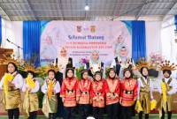 Ketua TP Posyandu Kalsel foto bersama anak-anak. Foto : MC Kalsel