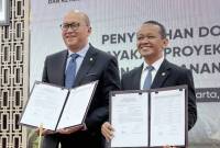 Menteri Energi dan Sumber Daya Mineral (ESDM) Bahlil Lahadalia (kanan) bersama CEO Danantara Rosan Roeslani (kiri) dalam acara bertajuk