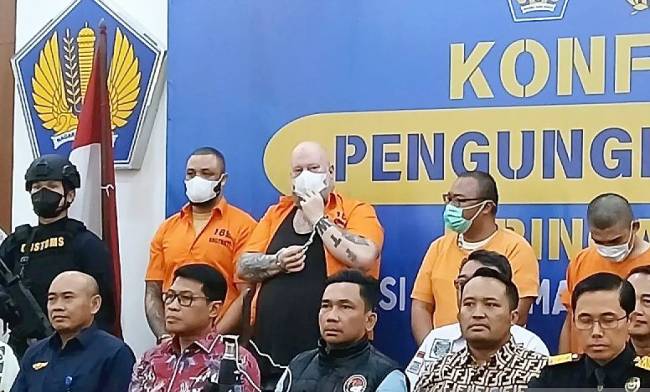 Kantor Pelayanan Utama Bea dan Cukai Tipe Madya Pabean (KPUBC TMP) C Bandara Soekarno-Hatta (Soetta) bersama Polri dan BNN berhasil mengungkap kasus peredaran dan penyelundupan narkoba dengan melibatkan lima warga negara asing (WNA) yang disampaikan dalam jumpa pers di Bandara Soekarno-Hatta, Tangerang, Banten, Kamis (10/7/2025). (ANTARA/Azmi Samsul M)
