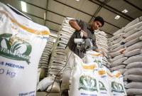 Petugas Bulog melakukan pengepakan beras bantuan pangan di gudang Bulog Indramayu, Jawa Barat, Selasa (15/7/2025). Perum Bulog memastikan kesiapannya dalam menyalurkan bantuan pangan beras kepada 18,27 juta penerima bantuan pangan (PBP) di seluruh Indonesia untuk menjaga stabilitas ekonomi masyarakat berpenghasilan rendah dan menekan inflasi pangan. (ANTARA FOTO/Dedhez Anggara)