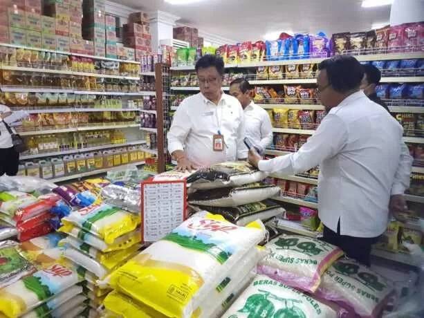 TIM DiskopUKMPerindag Kotim melakukan sidak ke sejumlah distributor beras dan swalayan di Sampit, Rabu (16/7/2025) kemarin. (Foto: Kaltengpos)