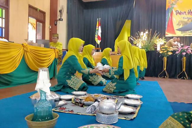 Lomba tradisi beserung saprah dalam memeriahkan acara pekan kebudayaan Melayu di Singkawang, kalbar, Selasa (1/7/2025). (ANTARA/Narwati)