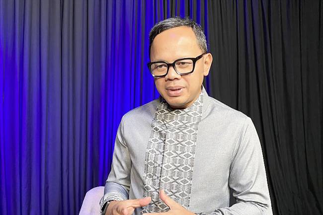 Wakil Menteri Dalam Negeri Bima Arya Sugiarto menjawab pertanyaan wartawan di ANTARA Heritage Center, Pasar Baru, Jakarta, Jumat (25/7/2025). (ANTARA/Fath Putra M)