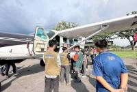 Petugas BNPB, BPBD Kalbar dan BMKG bersama sejumlah pihak terkait lainnya bersiap melakukan modifikasi cuaca dengan menggunakan pesawat, untuk mencegah semakin meluasnya Karhutla di Kalbar, di Pontianak, Jumat (4/7/2025). (ANTARA/Rendra Oxtora)