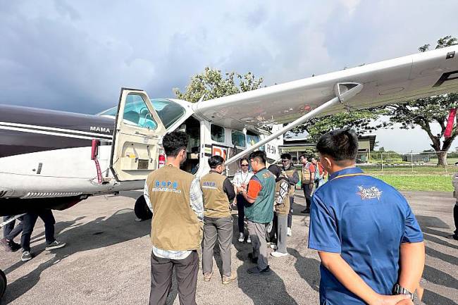 Petugas BNPB, BPBD Kalbar dan BMKG bersama sejumlah pihak terkait lainnya bersiap melakukan modifikasi cuaca dengan menggunakan pesawat, untuk mencegah semakin meluasnya Karhutla di Kalbar, di Pontianak, Jumat (4/7/2025). (ANTARA/Rendra Oxtora)