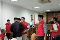 Bos pabrik narkoba Pil PCC, Beny Setiawan (rompi merah kemeja kotak-kotak) dituntut hukuman mati oleh jaksa di Pengadilan Negeri Serang, Kamis (3/7/2025).(KOMPAS.COM/RASYID RIDHO)
