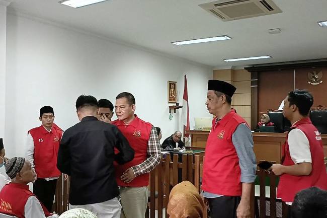 Bos pabrik narkoba Pil PCC, Beny Setiawan (rompi merah kemeja kotak-kotak) dituntut hukuman mati oleh jaksa di Pengadilan Negeri Serang, Kamis (3/7/2025).(KOMPAS.COM/RASYID RIDHO)
