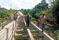 Tim teknis Bina Marga Dinas PUPR Barito Utara yang dipimpin langsung oleh Kepala Dinas PUPR setempat Muhammad Iman Topik, mendampingi tim pemeriksa dari BPK Perwakilan Kalimantan Tengah melakukan pemeriksaan proyek infrastruktur di Kecamatan Lahei Barat, Senin (28/7/2025). (ANTARA/HO-Dinas PUPR Barut)