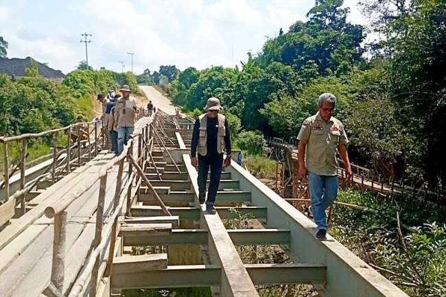 Tim teknis Bina Marga Dinas PUPR Barito Utara yang dipimpin langsung oleh Kepala Dinas PUPR setempat Muhammad Iman Topik, mendampingi tim pemeriksa dari BPK Perwakilan Kalimantan Tengah melakukan pemeriksaan proyek infrastruktur di Kecamatan Lahei Barat, Senin (28/7/2025). (ANTARA/HO-Dinas PUPR Barut)