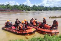 Tim Search and Rescue atau pencarian dan pertolongan Nasional (Basarnas) Palangka Raya, Kalimantan Tengah bersama tim gabungan melakukan pencarian terhadap korban kecelakaan kapal motor tertabrak tongkang di Sungai Barito Desa Luwe Hulu, Kecamatan Lahei, Kabupaten Barito Utara, Rabu (9/7/2025). (ANTARA/HO-Basarnas Palangka Raya)