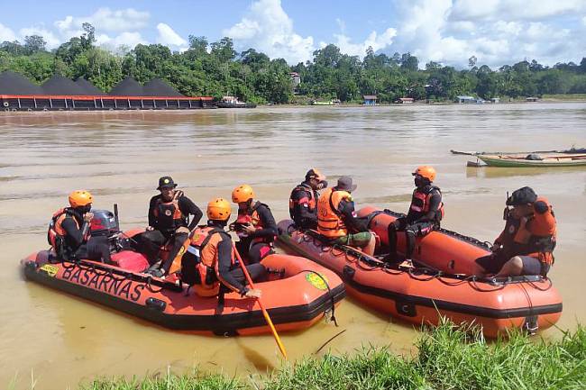 Tim Search and Rescue atau pencarian dan pertolongan Nasional (Basarnas) Palangka Raya, Kalimantan Tengah bersama tim gabungan melakukan pencarian terhadap korban kecelakaan kapal motor tertabrak tongkang di Sungai Barito Desa Luwe Hulu, Kecamatan Lahei, Kabupaten Barito Utara, Rabu (9/7/2025). (ANTARA/HO-Basarnas Palangka Raya)