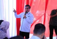 Menteri Ketenagakerjaan (Menaker) saat mengunjungi monitoring dan evaluasi pelaksanaan program BSU di Kantor Pos Cabang Utama Padang, Sumatera Barat, Rabu (30/7/2025). (ANTARA/HO-Kemnaker RI)