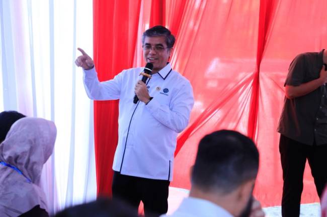 Menteri Ketenagakerjaan (Menaker) saat mengunjungi monitoring dan evaluasi pelaksanaan program BSU di Kantor Pos Cabang Utama Padang, Sumatera Barat, Rabu (30/7/2025). (ANTARA/HO-Kemnaker RI)