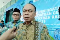 
Menteri Koperasi Budi Arie Setiadi didampingi Wakil Gubernur Kalimantan Timur Seno Aji saat menghadiri Rakernas PKK 2025 di Samarinda, Kaltim, Selasa (8/7/2025). (ANTARA/A Rifandi)