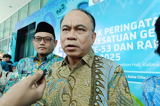 
Menteri Koperasi Budi Arie Setiadi didampingi Wakil Gubernur Kalimantan Timur Seno Aji saat menghadiri Rakernas PKK 2025 di Samarinda, Kaltim, Selasa (8/7/2025). (ANTARA/A Rifandi)