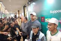 Menteri Koordinator Bidang Pemberdayaan Masyarakat Abdul Muhaimin Iskandar (kedua kanan) menjawab pertanyaan pewarta setelah membuka turnamen Padel Kali Bos di Jakarta, Minggu (13/7/2025). (ANTARA/Rauf Adipati)