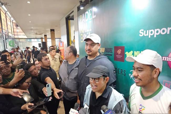 Menteri Koordinator Bidang Pemberdayaan Masyarakat Abdul Muhaimin Iskandar (kedua kanan) menjawab pertanyaan pewarta setelah membuka turnamen Padel Kali Bos di Jakarta, Minggu (13/7/2025). (ANTARA/Rauf Adipati)