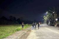 Petugas Polres Tapin melakukan olah tempat kejadian penganiayaan yang dialami salah satu remaja usai aksi balap liar di Siring Rantau Baru, Kecamatan Tapin Utara, Minggu (13/7/2025). (ANTARA/HO-Polres Tapin)