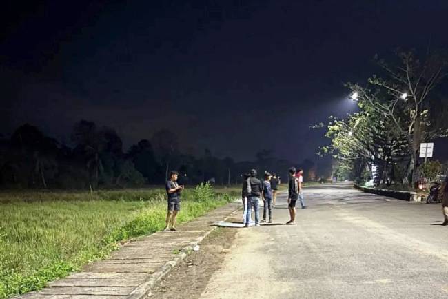 Petugas Polres Tapin melakukan olah tempat kejadian penganiayaan yang dialami salah satu remaja usai aksi balap liar di Siring Rantau Baru, Kecamatan Tapin Utara, Minggu (13/7/2025). (ANTARA/HO-Polres Tapin)