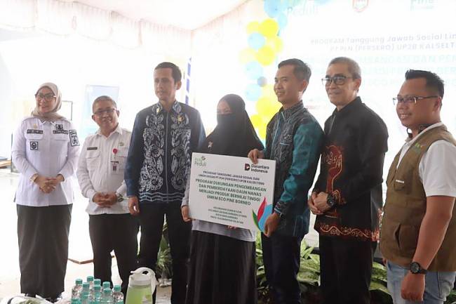 Salah satu anggota komunitas kreatif lokal menerima apresiasi dari Pemerintah Provinsi Kalimantan Selatan saat kegiatan program Pengembangan dan Pemberdayaan Daun Nanas Menjadi Produk Bernilai Tinggi di Banjarbaru, Rabu (16/7/2025). (ANTARA/HO-Medcen Kalsel)
