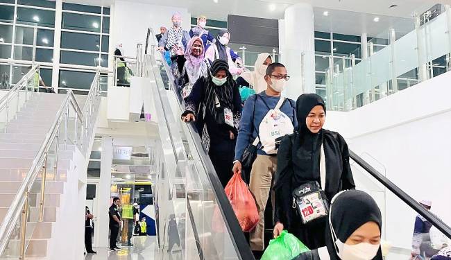 Jemaah haji Debarkasi Banjarmasin saat tiba di Bandara Syamsudin Noor Banjarmasin, Kota Banjarbaru setelah melaksanakan ibadah haji 2025 di Arab Saudi. (ANTARA/HO-Kemenag Kalsel)