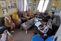 Satuan kerja perangkat daerah (SKPD) dan Perwakilan Ombudsman Provinsi Kalimantan Selatan berdiskusi mengenai penetapan Desa Anti-Maladministrasi di Desa Awang Bangka Barat Kecamatan Karang Intan, Kabupaten Banjar, Selasa (22/7/2025). (ANTARA/HO-Medcen Kalsel)