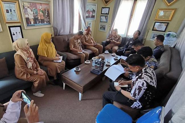 Satuan kerja perangkat daerah (SKPD) dan Perwakilan Ombudsman Provinsi Kalimantan Selatan berdiskusi mengenai penetapan Desa Anti-Maladministrasi di Desa Awang Bangka Barat Kecamatan Karang Intan, Kabupaten Banjar, Selasa (22/7/2025). (ANTARA/HO-Medcen Kalsel)