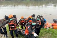 Tim Basarnas Palangka Raya Kalimantan Tengah bersama tim gabungan saat mengevakuasi jenazah korban kecelakaan kapal motor (KM) tertabrak tongkang di Sungai Barito Desa Luwe Hulu Kecamatan Lahei Barat Kabupaten Barito Utara, Kamis (10/7/2025). (ANTARA/HO-Basarnas Palangka Raya)