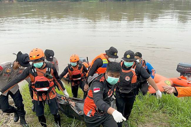 Tim Basarnas Palangka Raya Kalimantan Tengah bersama tim gabungan saat mengevakuasi jenazah korban kecelakaan kapal motor (KM) tertabrak tongkang di Sungai Barito Desa Luwe Hulu Kecamatan Lahei Barat Kabupaten Barito Utara, Kamis (10/7/2025). (ANTARA/HO-Basarnas Palangka Raya)