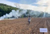 
Para pegawai Dinas Pertanian dan Ketahanan Pangan Provinsi Kalimantan Selatan (DPKP Kalsel) dan Unit Pelaksana Teknis (UPT) sektor pertanian membersihkan lahan eks pusat olahraga (Sport Center) guna dijadikan kawasan pertanian produktif seluas 300 hektare di Kecamatan Cempaka, Kota Banjarbaru, Sabtu (12/7/2025). (ANTARA/HO-Medcen Kalsel)