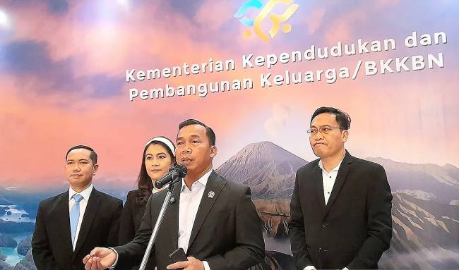 Mendukbangga/Kepala BKKBN Wihaji (depan) saat ditemui media usai acara pembukaan pelatihan dasar CPNS Kemendukbangga/BKKBN di Jakarta, Rabu (2/7/2025). (ANTARA/Lintang BP)
