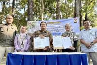 Kepala Dishut Kalsel Fathimatuzzahra (kedua kanan) bersama pihak PT Kadya Caraka Mulia usai menandatangani perjanjian kerja sama pemulihan kawasan hutan di Banjarbaru, Kalimantan Selatan, Kamis (24/7/2025). (ANTARA/HO-Dishut Kalsel)