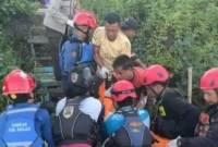 Evakuasi jasad  yang ditemukan mengapung di sungai.