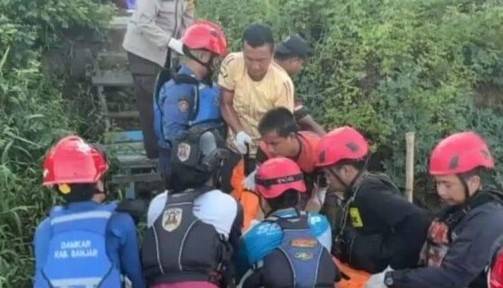 Evakuasi jasad  yang ditemukan mengapung di sungai.