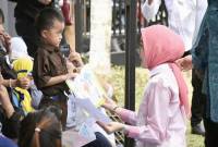 Ketua TP PKK Provinsi Kalimantan Tengah Aisyah Thisia Agustiar Sabran menyapa salah seorang anak dalam Festival Literasi dan Lomba Mewarnai, Palangka Raya, Selasa (15/7/2025). (ANTARA/HO-Biro Adpim Pemprov Kalteng)