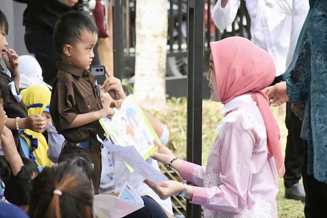 Ketua TP PKK Provinsi Kalimantan Tengah Aisyah Thisia Agustiar Sabran menyapa salah seorang anak dalam Festival Literasi dan Lomba Mewarnai, Palangka Raya, Selasa (15/7/2025). (ANTARA/HO-Biro Adpim Pemprov Kalteng)