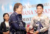 Dewan juri nasional Purwa Tjaraka (kiri depan) menyerahkan piagam kepada salah satu peserta audisi paduan suara Gita Bahana Nusantara (GBN) asal Kalimantan Selatan (Kalsel) yang lolos mengikuti audisi tingkat nasional di Banjarmasin, Kamis (10/7/2025). (ANTARA/HO-Medcen Kalsel)