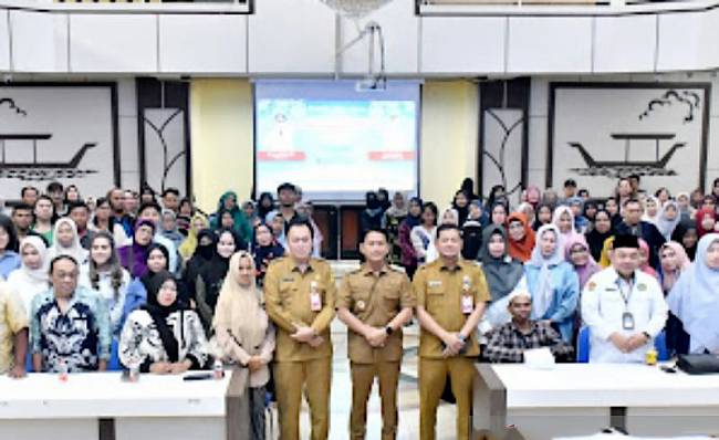 Wali Kota Banjarmasin H Muhammad Yamin HR didampingi Sekdakot Banjarmasin Ikhsan Budiman dan Kepala Disperindag Kota Banjarmasin Ichrom Muhtezar saat berfoto bersama ratusan peserta sosialisasi sertifikasi halal bagi IKM pangan tahun 2025 di Aula Kayuh Baimbai Balaikota Banjarmasin, Selasa (8/7/2025). (ANTARA/Sukarli)