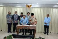 Gubernur Kalsel Muhidin Tandatangani komitmen penanganan korupsi. foto: MC Kalsel