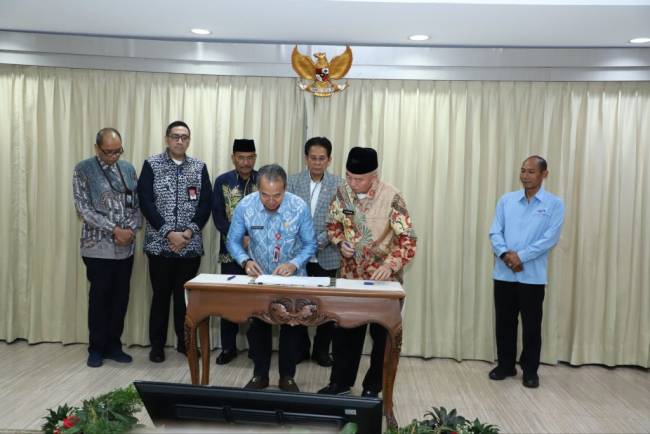 Gubernur Kalsel Muhidin Tandatangani komitmen penanganan korupsi. foto: MC Kalsel