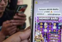 Foto Ilustrasi - Tayangan iklan judi online pada telepon pintar. (ANTARA/Yulius S Wijaya)