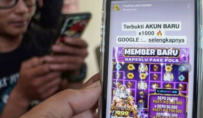 Foto Ilustrasi - Tayangan iklan judi online pada telepon pintar. (ANTARA/Yulius S Wijaya)