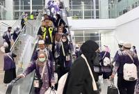 Jemaah haji Kloter terakhir atau Kloter 13 Debarkasi Banjarmasin saat tiba di Tanah Air di Bandara Syamsudin Noor Banjarmasin, Kota Banjarbaru, Selasa, sekitar pukul 19.50 WITA dari Arab Saudi, (8/7/2025). (ANTARA/HO-PPIH Debarkasi Banjarmasin)