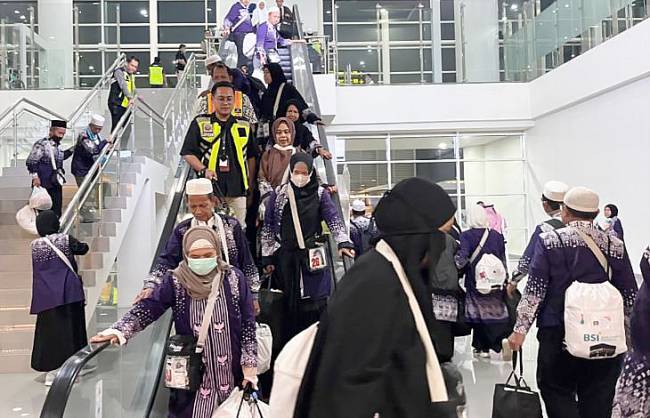 Jemaah haji Kloter terakhir atau Kloter 13 Debarkasi Banjarmasin saat tiba di Tanah Air di Bandara Syamsudin Noor Banjarmasin, Kota Banjarbaru, Selasa, sekitar pukul 19.50 WITA dari Arab Saudi, (8/7/2025). (ANTARA/HO-PPIH Debarkasi Banjarmasin)