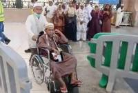 Jemaah haji Kalsel Lutfi Inani (58) yang wafat dalam pesawat saat perjalanan pulang ke tanah air, tampak menggunakan kursi roda saat berada di tanah suci Mekkah. (dok/istimewa)