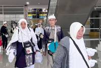 Jemaah haji Kloter 12 Debarkasi Banjarmasin, Kalsel asal Kabupaten Hulu Sungai Selatan dan Hulu Sungai Tengah saat tiba di Bandara Syamsudin Noor Banjarmasin, di Kota Banjarbaru setelah melaksanakan ibadah haji 2025 di Arab Saudi, di Banjarbaru pada 5 Juli 2025. (ANTARA/HO-Kemenag Kalsel)