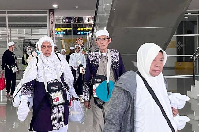Jemaah haji Kloter 12 Debarkasi Banjarmasin, Kalsel asal Kabupaten Hulu Sungai Selatan dan Hulu Sungai Tengah saat tiba di Bandara Syamsudin Noor Banjarmasin, di Kota Banjarbaru setelah melaksanakan ibadah haji 2025 di Arab Saudi, di Banjarbaru pada 5 Juli 2025. (ANTARA/HO-Kemenag Kalsel)
