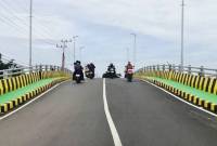 Sejumlah pengendara sepeda motor melintasi Jembatan Mantuil 9 yang dilaporkan kehilangan beberapa komponen besi pengikat (suai) di Banjarmasin Selatan, Provinsi Kalimantan Selatan, beberapa waktu lalu. (ANTARA/HO-Medcen Kalsel)